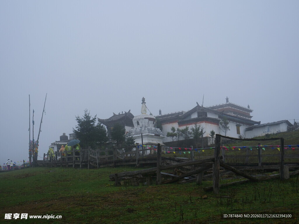 雾中乡村景致