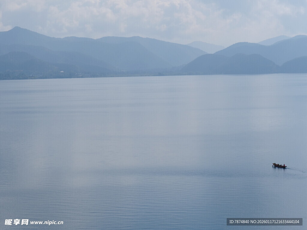 宁静湖面孤舟远景