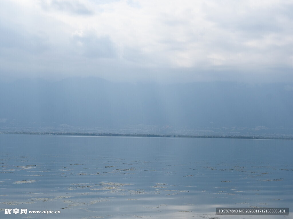 波光粼粼的宁静湖面