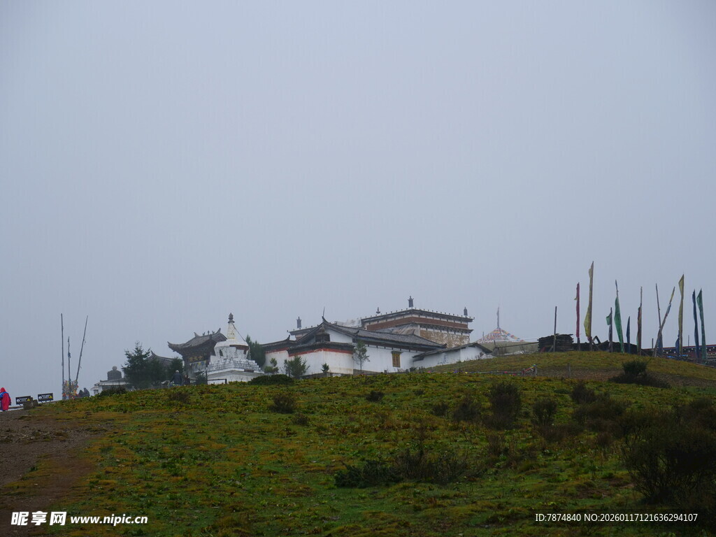 山丘上的建筑景观