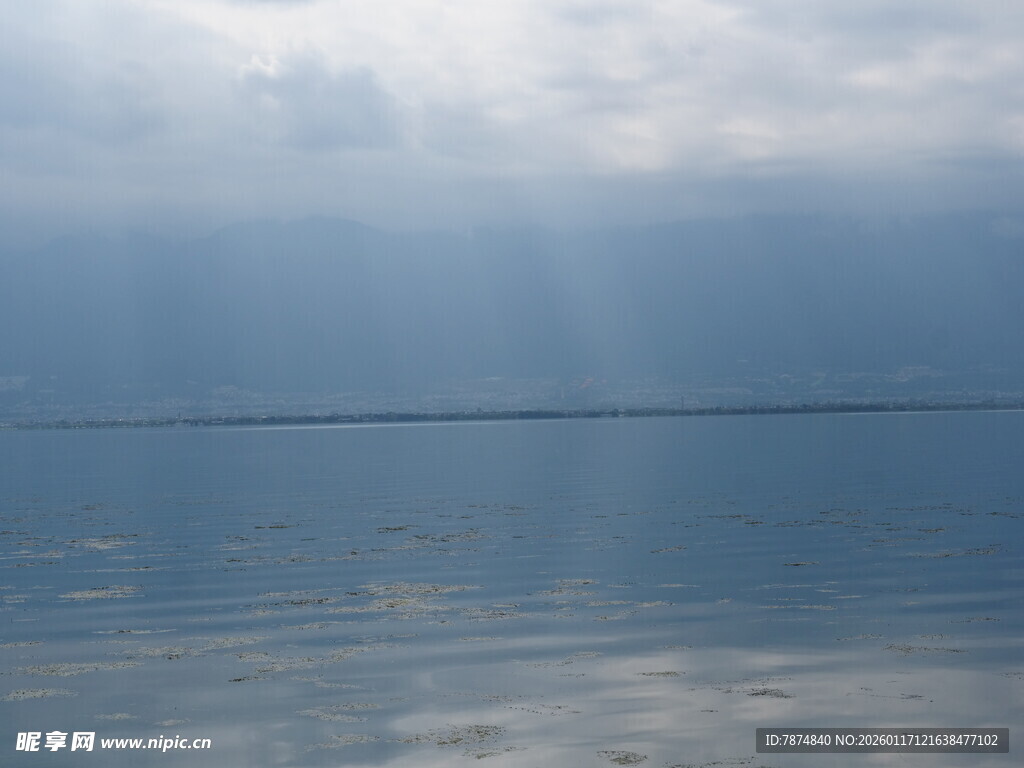 湖面天光 静谧自然之景