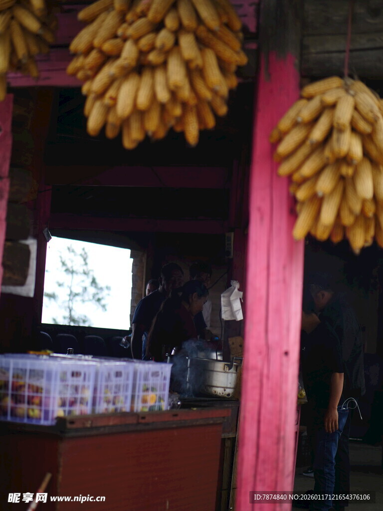 店铺门前悬挂的成串香蕉
