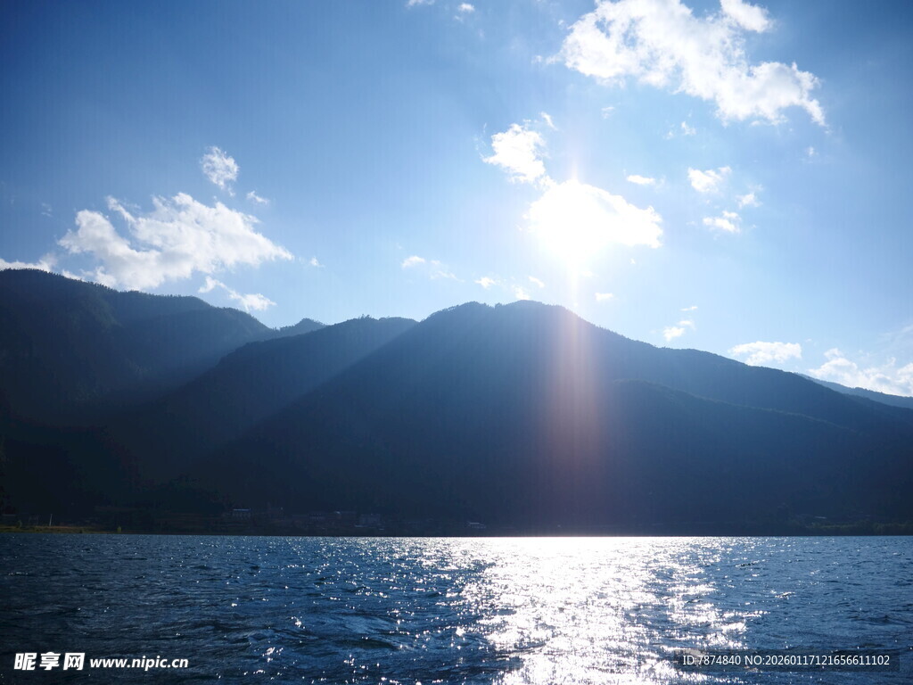 阳光照耀下的山水湖景