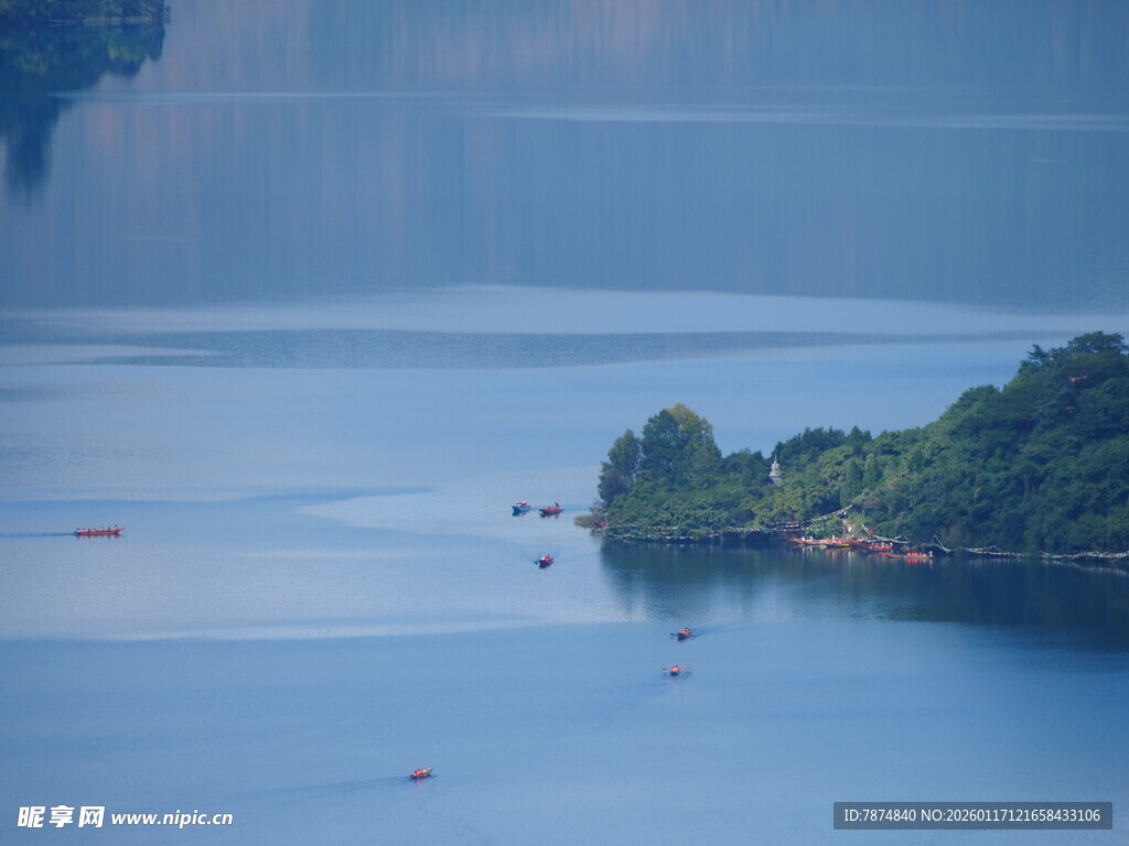 宁静湖景中的绿意小岛