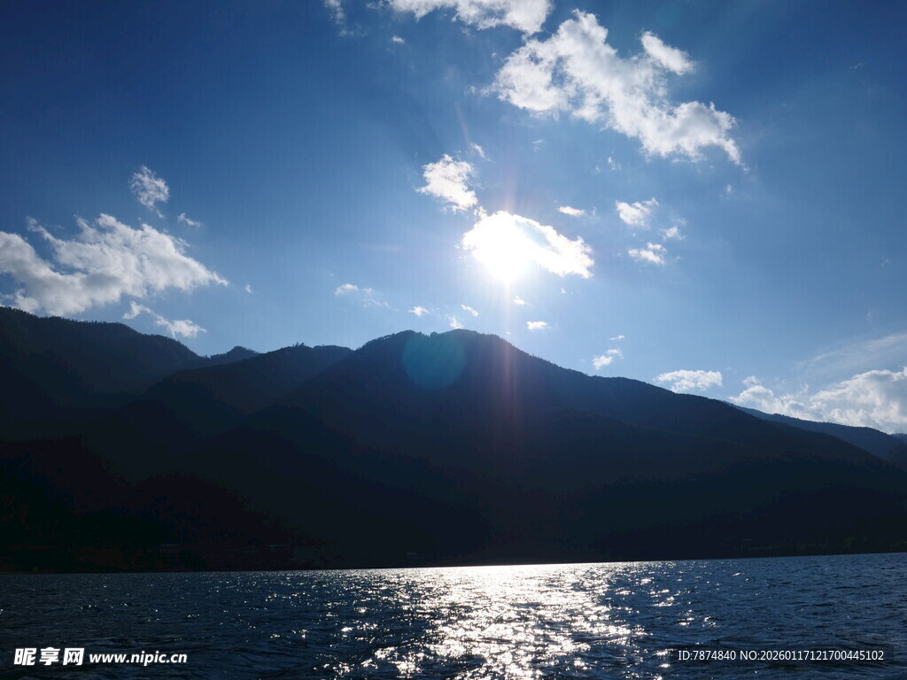 阳光照耀下的山水美景