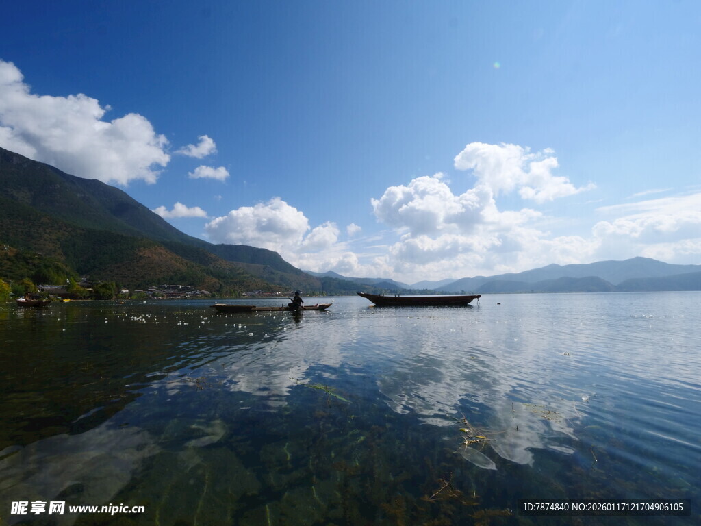 宁静湖景中的孤舟倒影