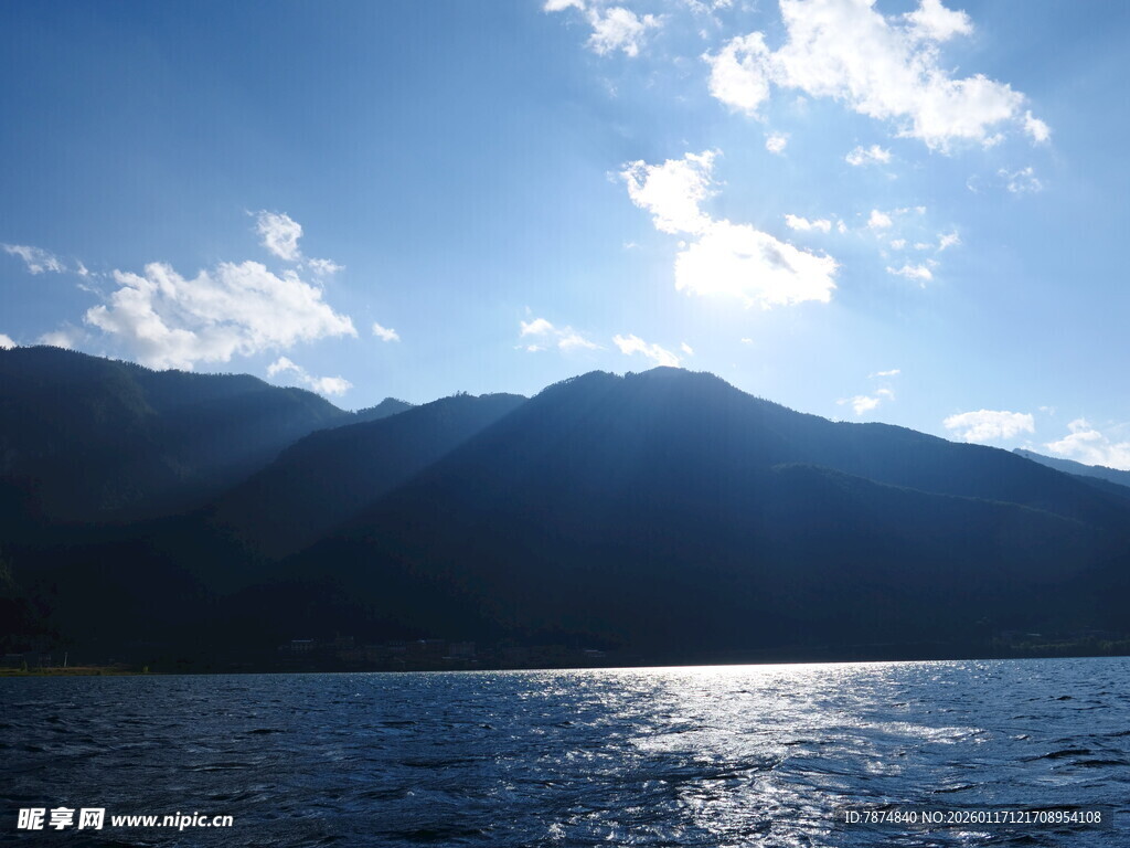 蓝天碧水间的壮丽山景
