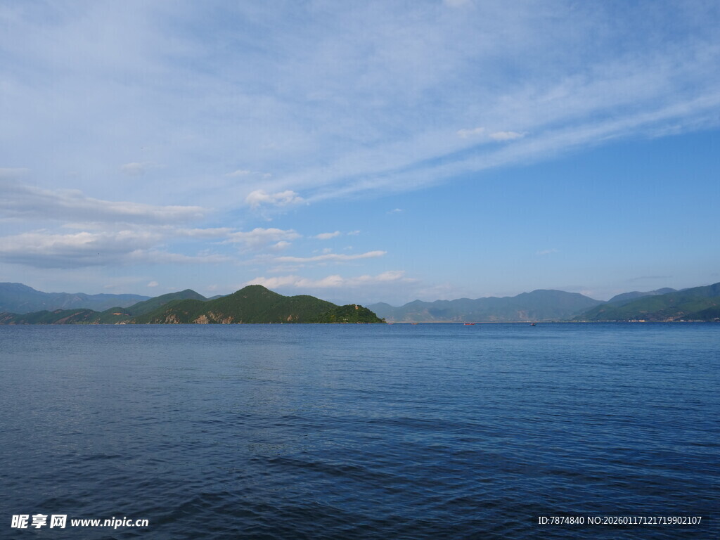 海上岛屿与蓝天美景