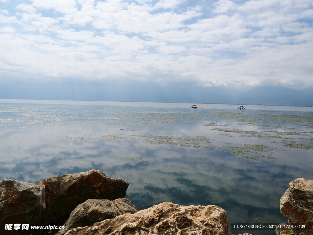 海边岩石与辽阔海面景象