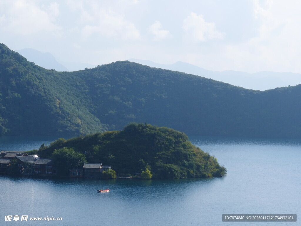 宁静湖畔的青山小岛