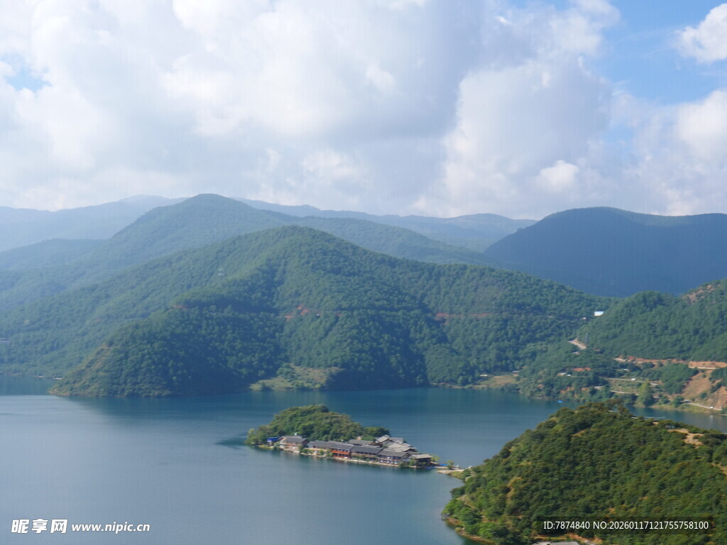 湖光山色中的岛屿风光