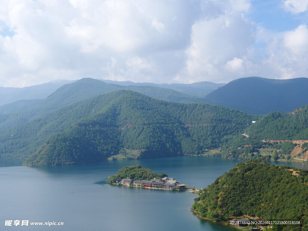 山水相依的秀丽湖景风光