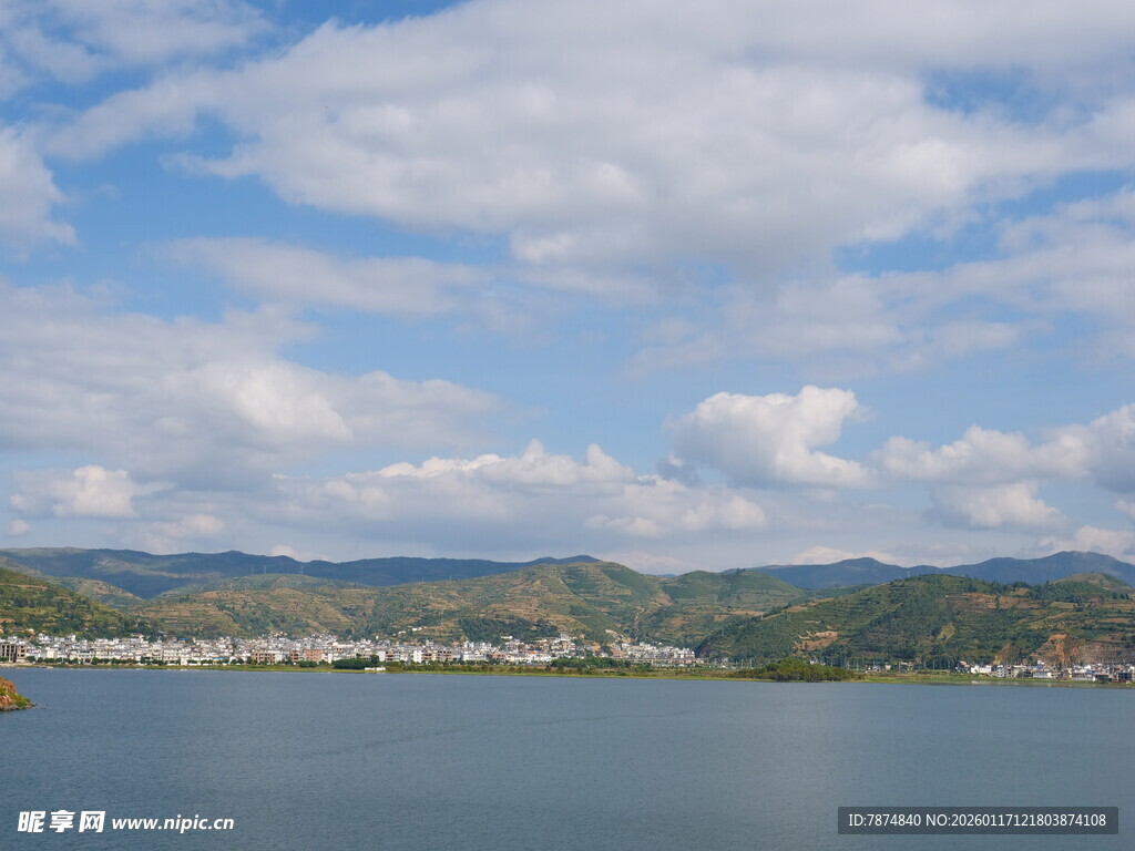 蓝天白云下的宁静湖景