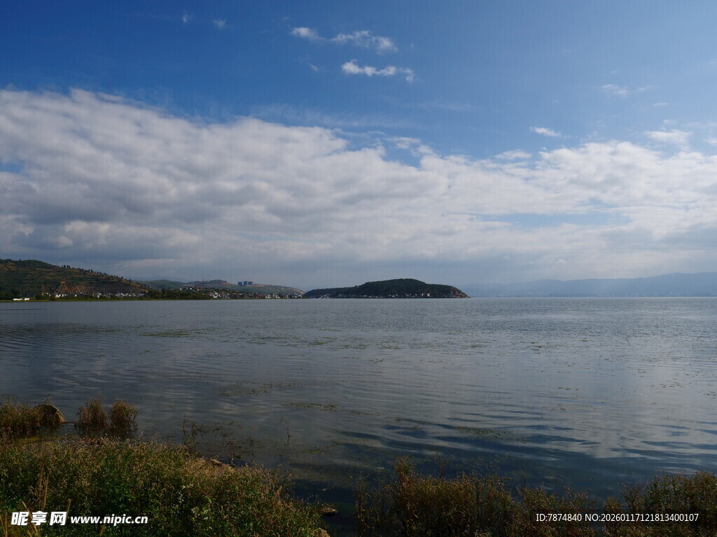 湖畔蓝天美景
