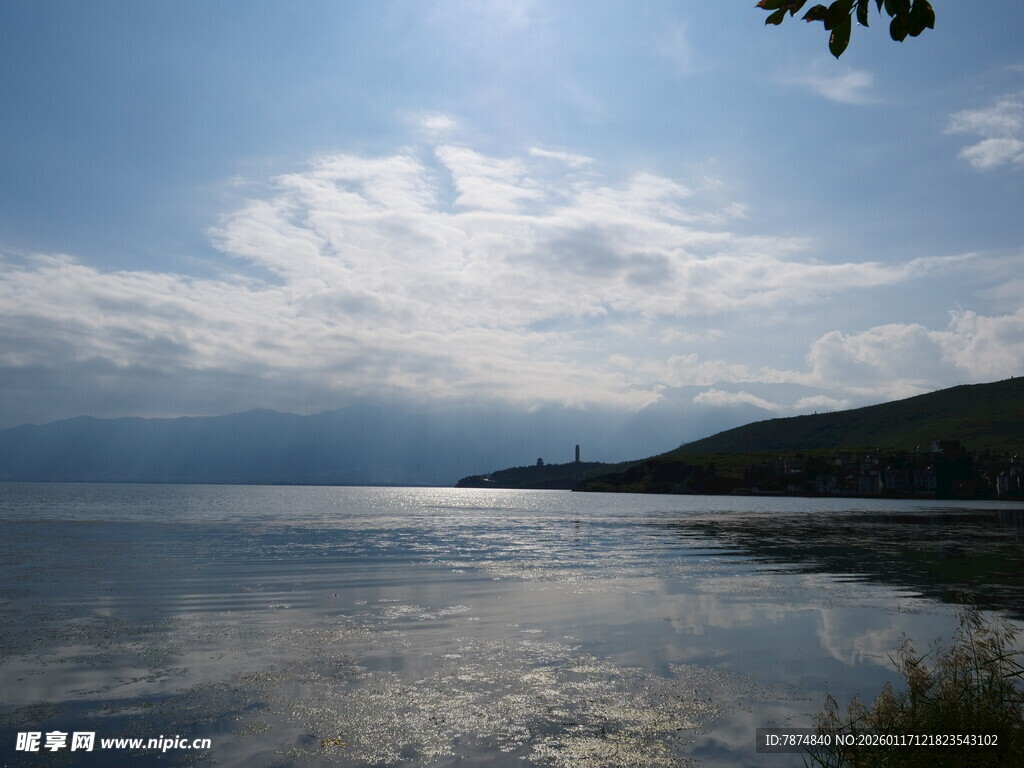 湖畔蓝天美景