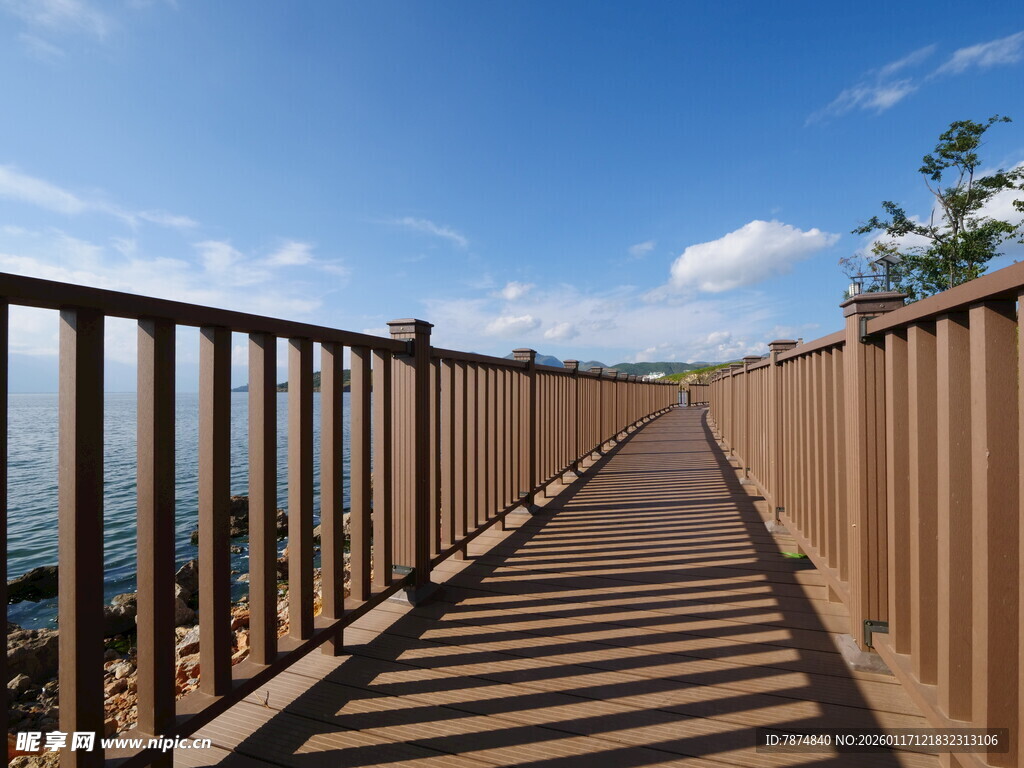 海边木质栈道风景