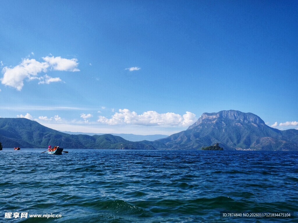 蓝色湖景与远处山峦