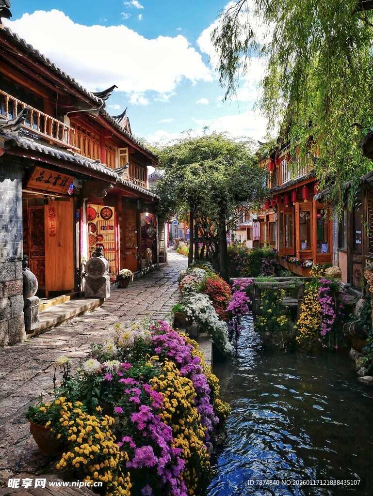 古巷繁花伴流水的诗意景致