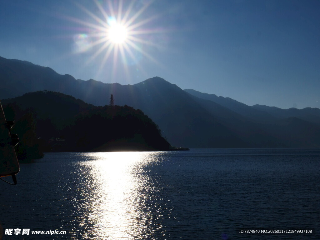 湖畔日出美景
