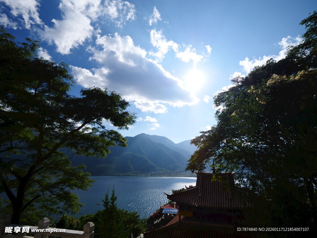 湖畔阳光美景