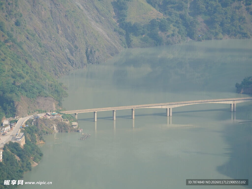 山间跨河大桥风景
