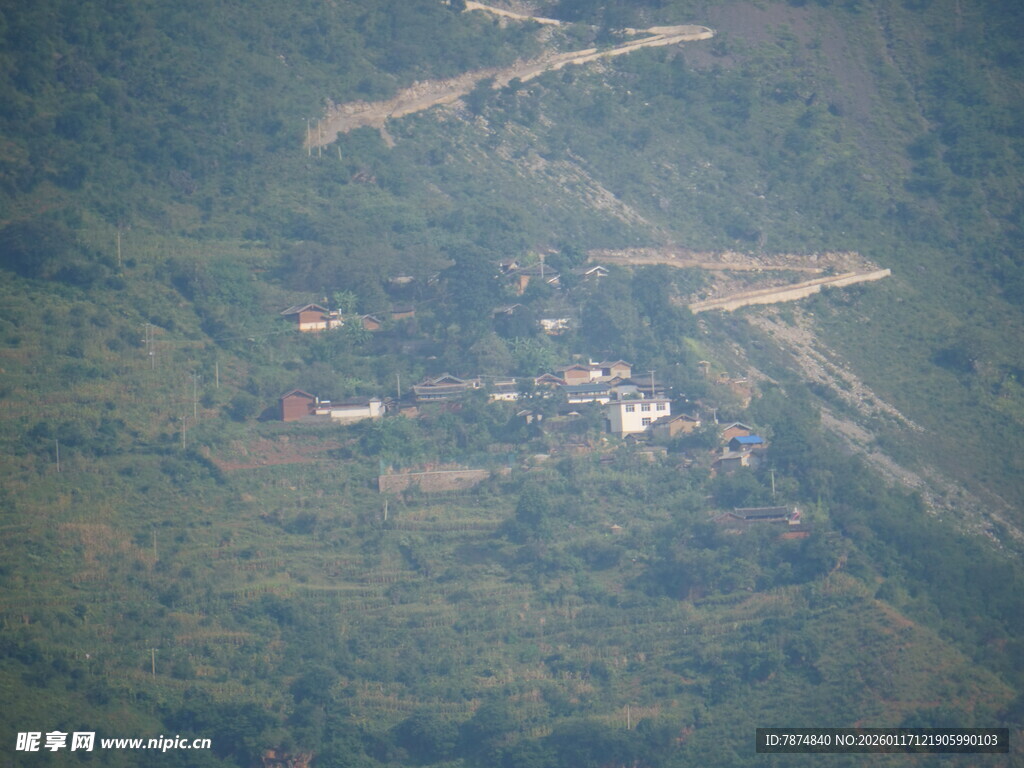 空中俯瞰山间村落景象