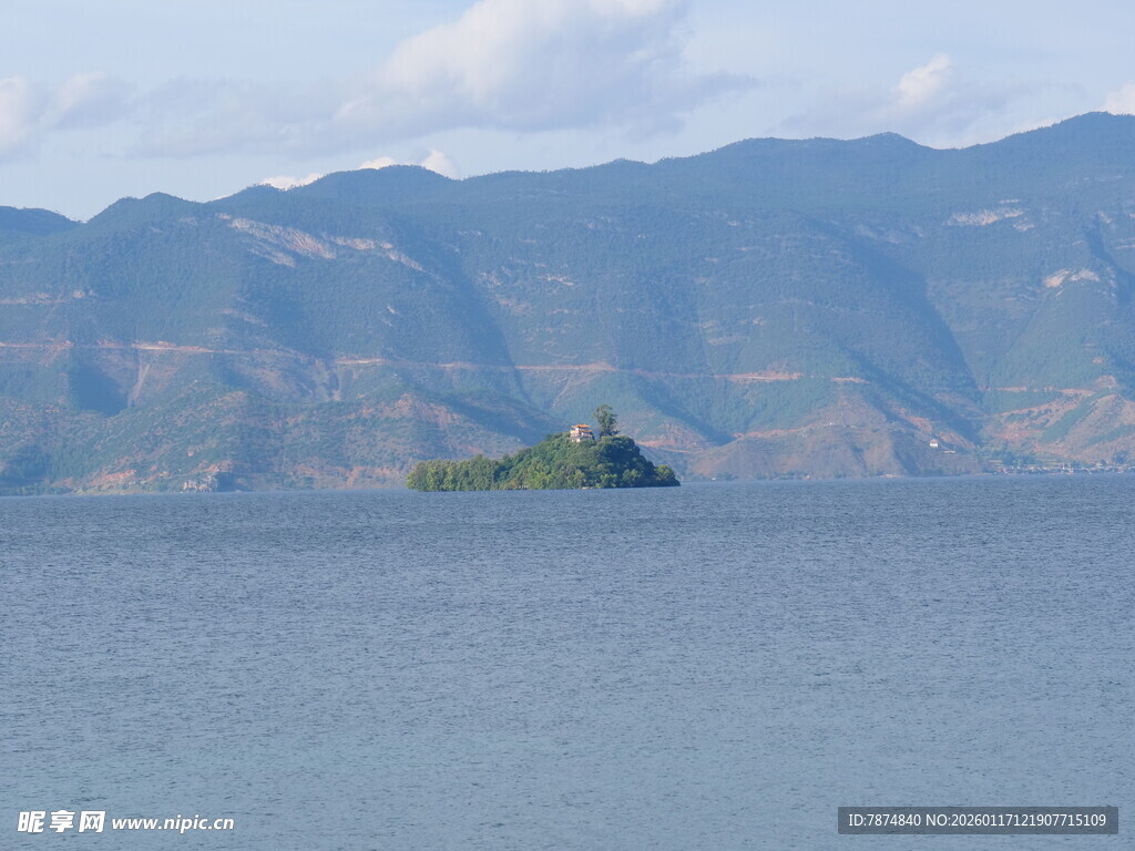 湖中小岛与远处山峦美景
