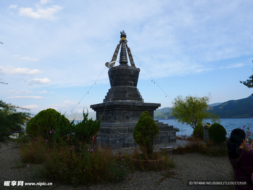 湖畔古塔 静赏自然景致