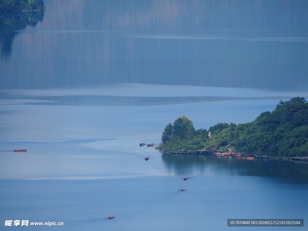 宁静湖景中的绿意小岛