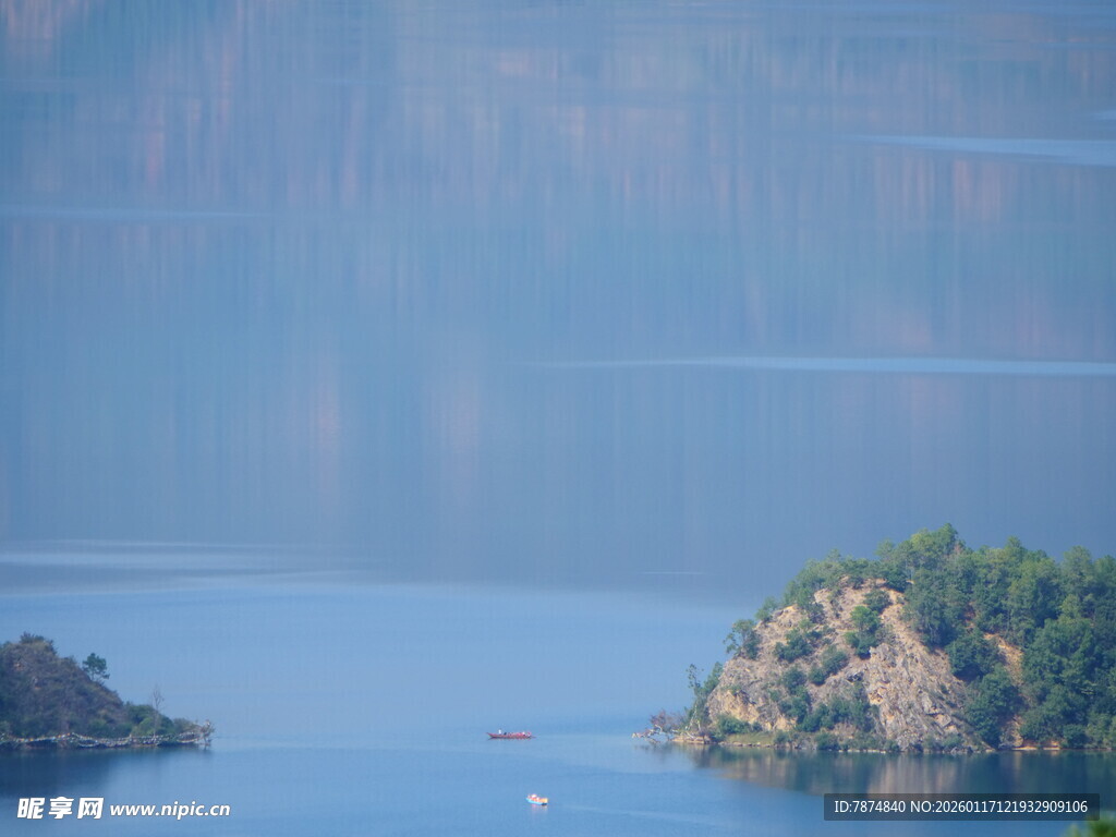 宁静湖畔岛屿风光