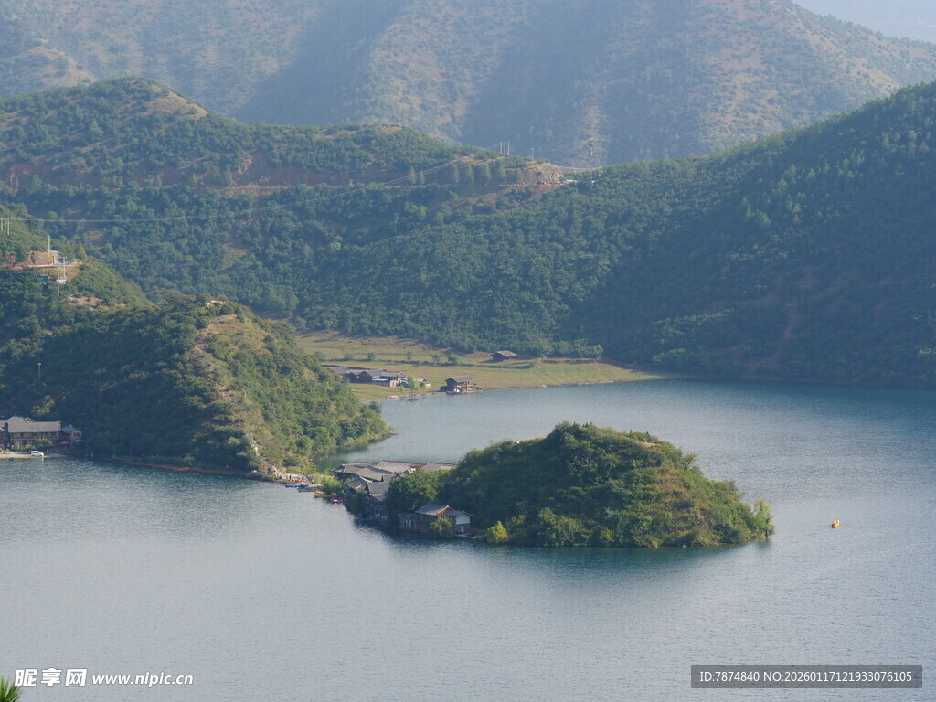 湖光山色中的湖心小岛