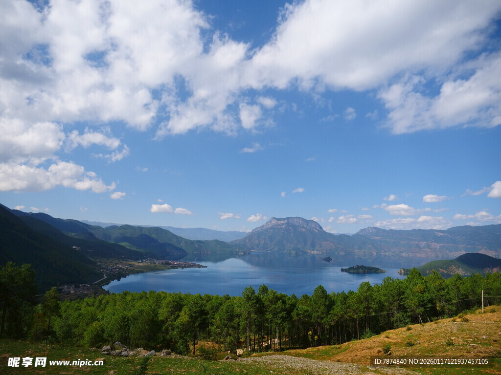 美丽湖景与山峦风光