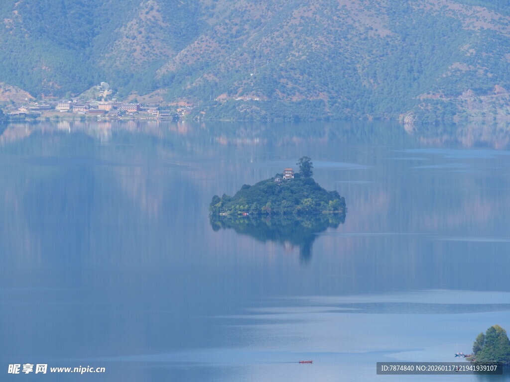 湖中小岛的静谧风光