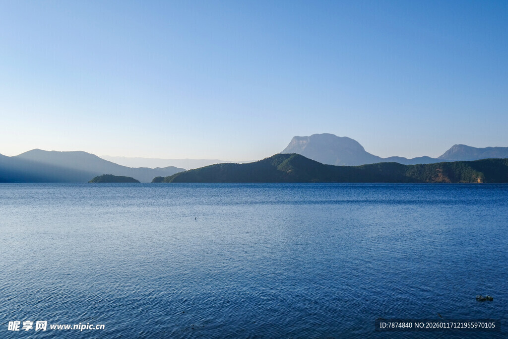 宁静湖景与远处山峦