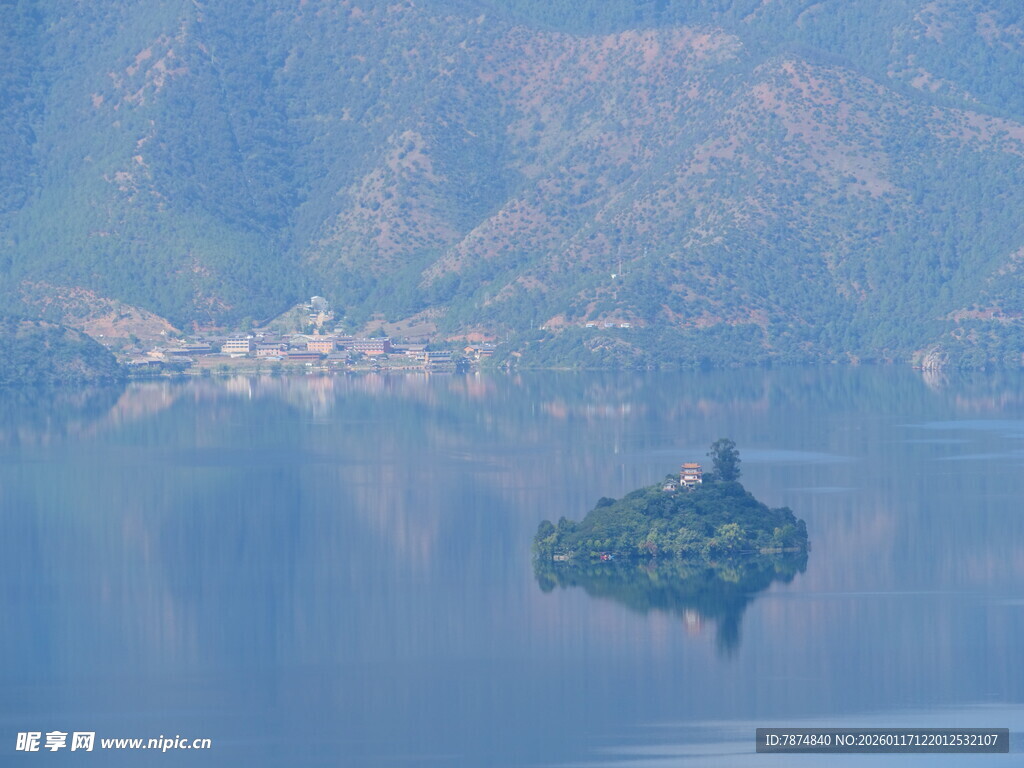 湖中小岛与远处山峦美景