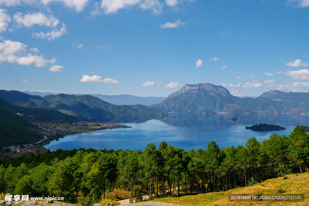 美丽湖景与青山绿树风光