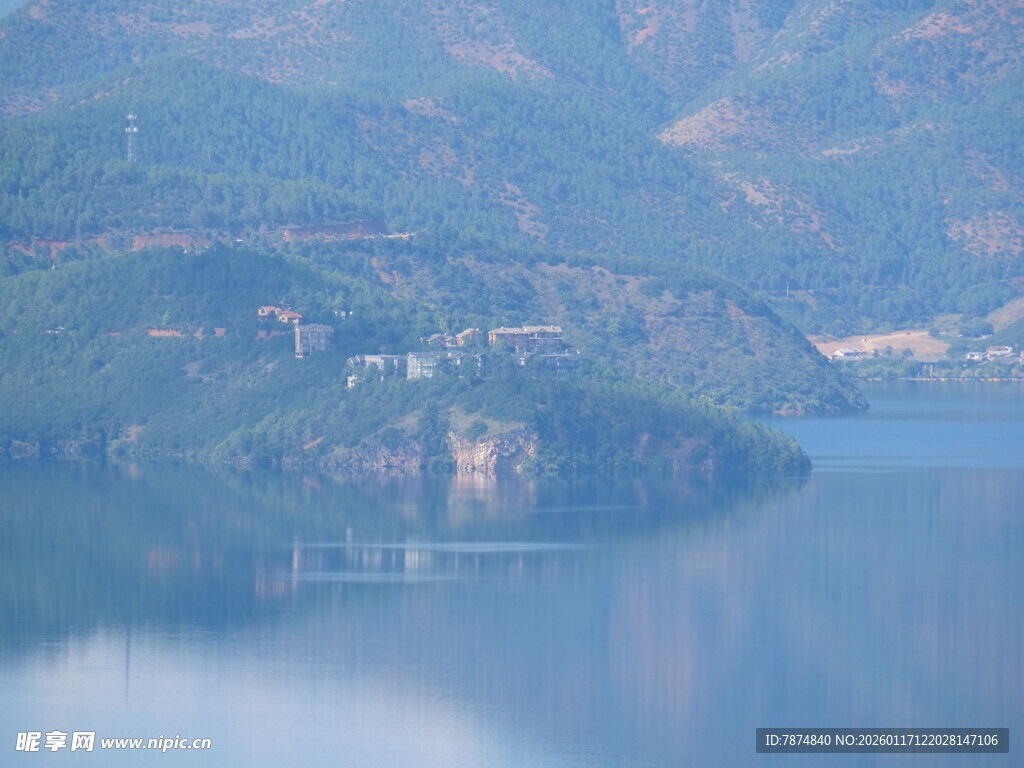 山水相依的静谧湖景