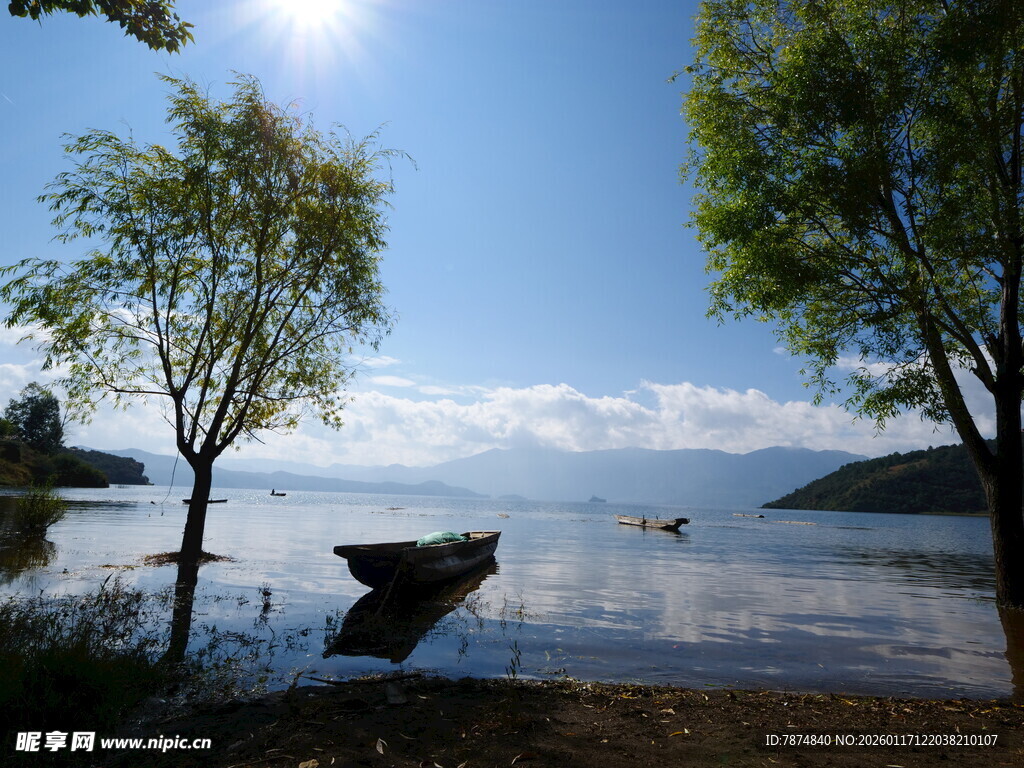 湖畔小船静景