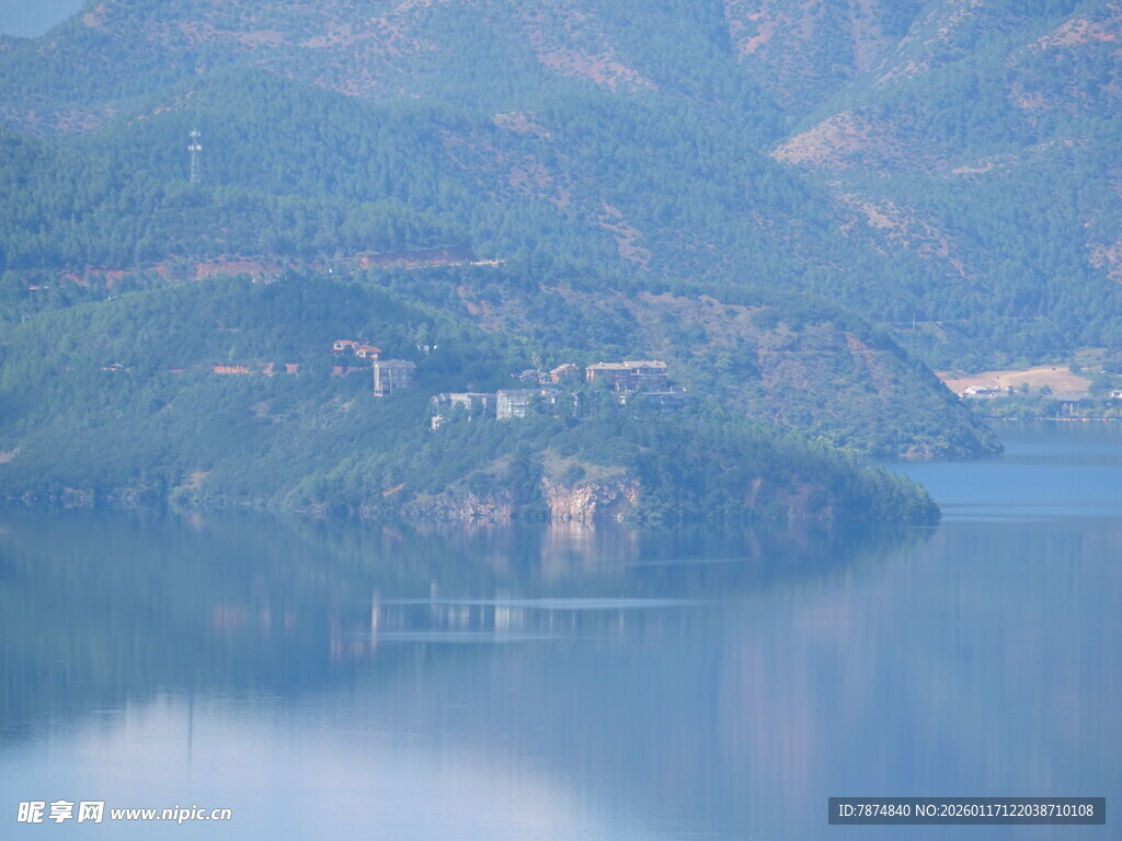 山水相依的静谧湖景