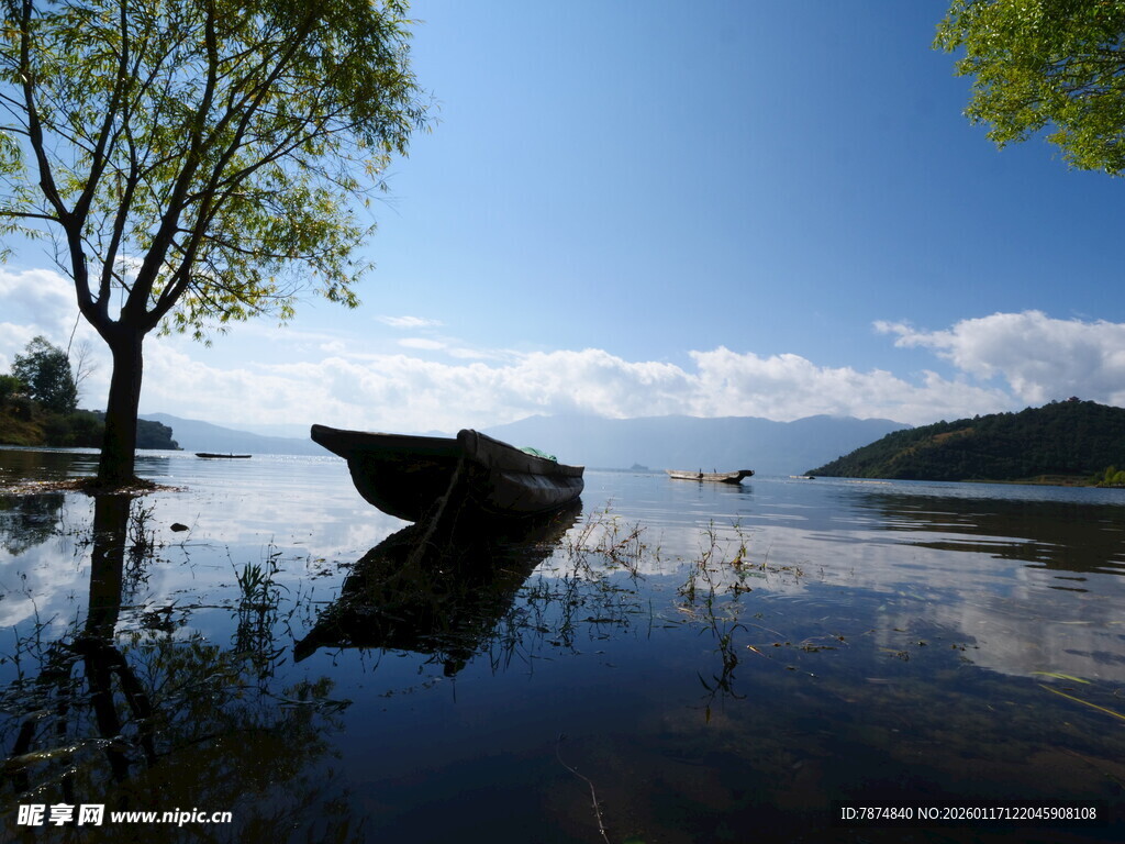 湖畔孤舟静景