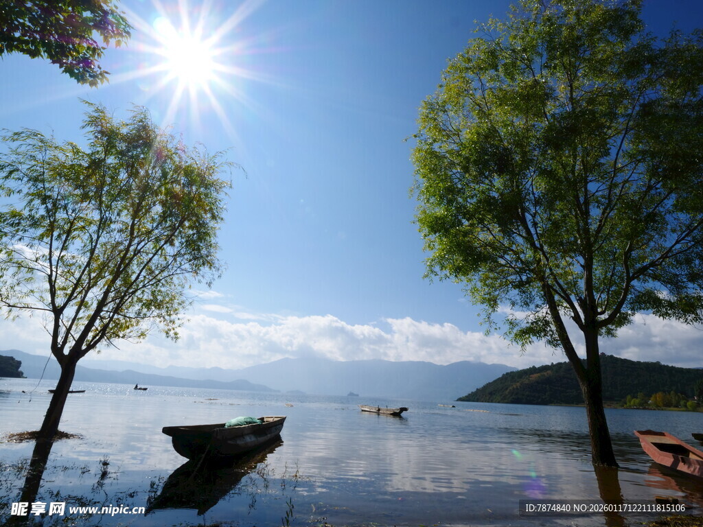 湖畔阳光小船绿树美景