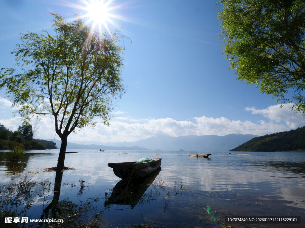 湖畔阳光小船静谧美景