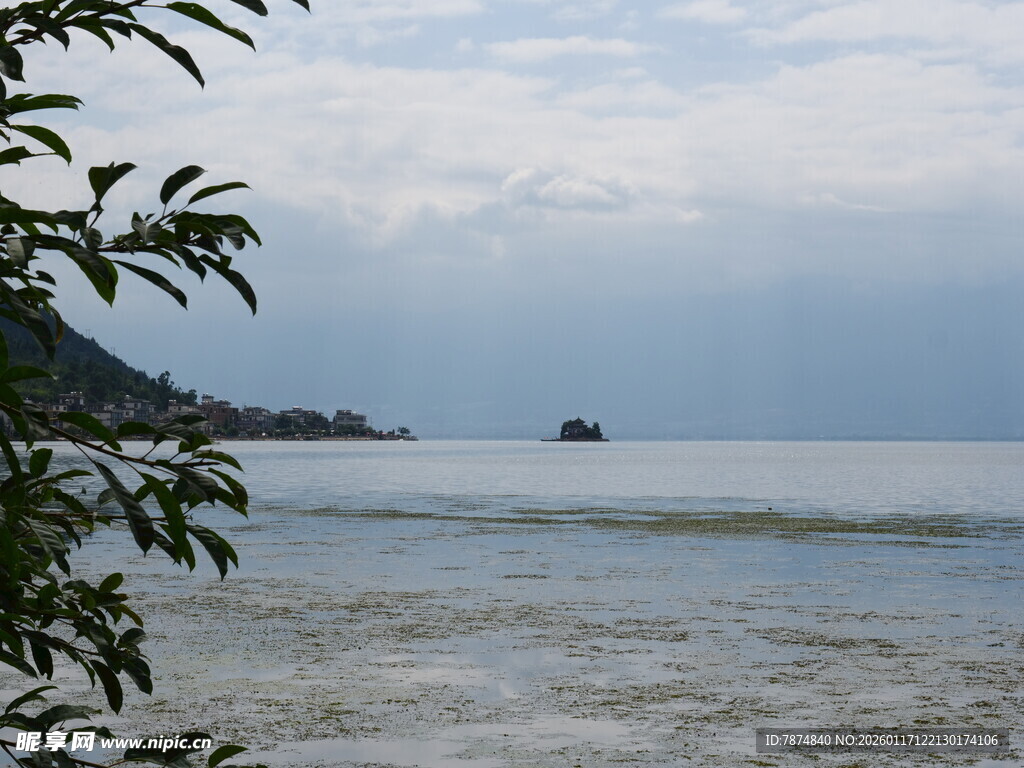 海边景致 远处见船只