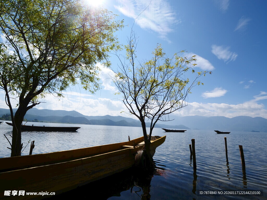 湖畔小船与绿树蓝天美景