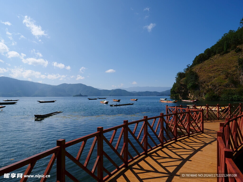 湖畔栈桥美景
