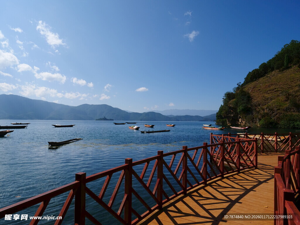 湖畔栈桥美景