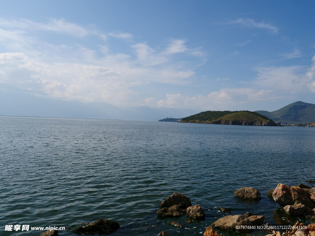 海边风景 远处岛屿与蓝天