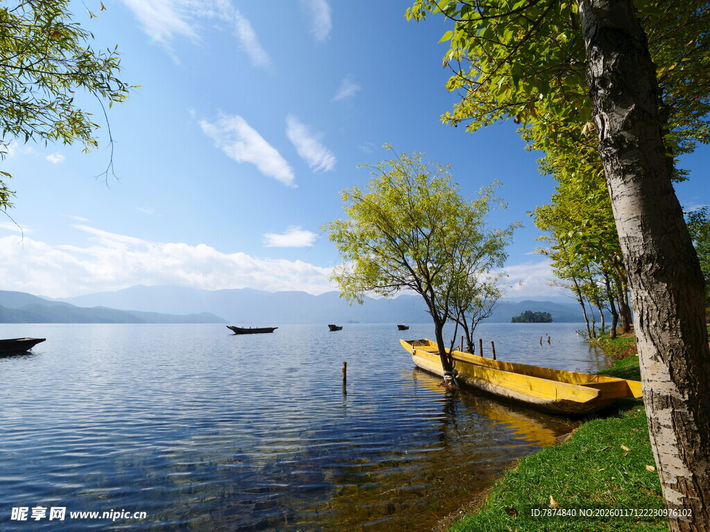 湖畔美景 小船静泊岸边