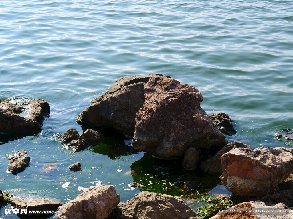 海边礁石 碧波荡漾之景