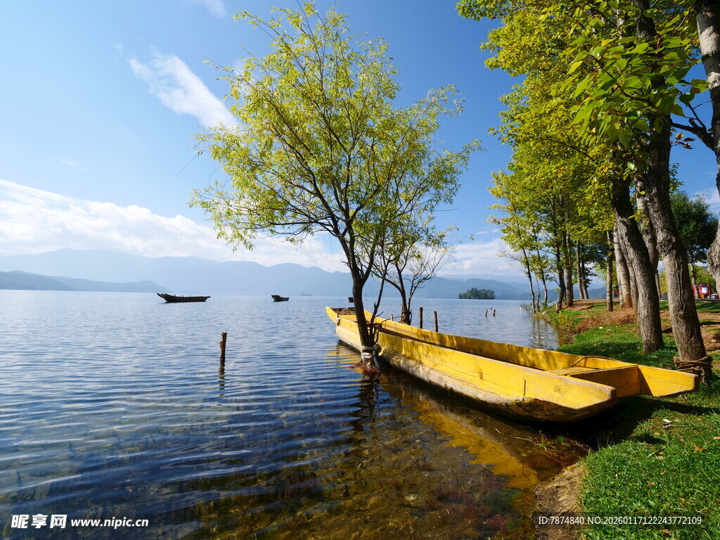 湖畔美景 小船静泊岸边